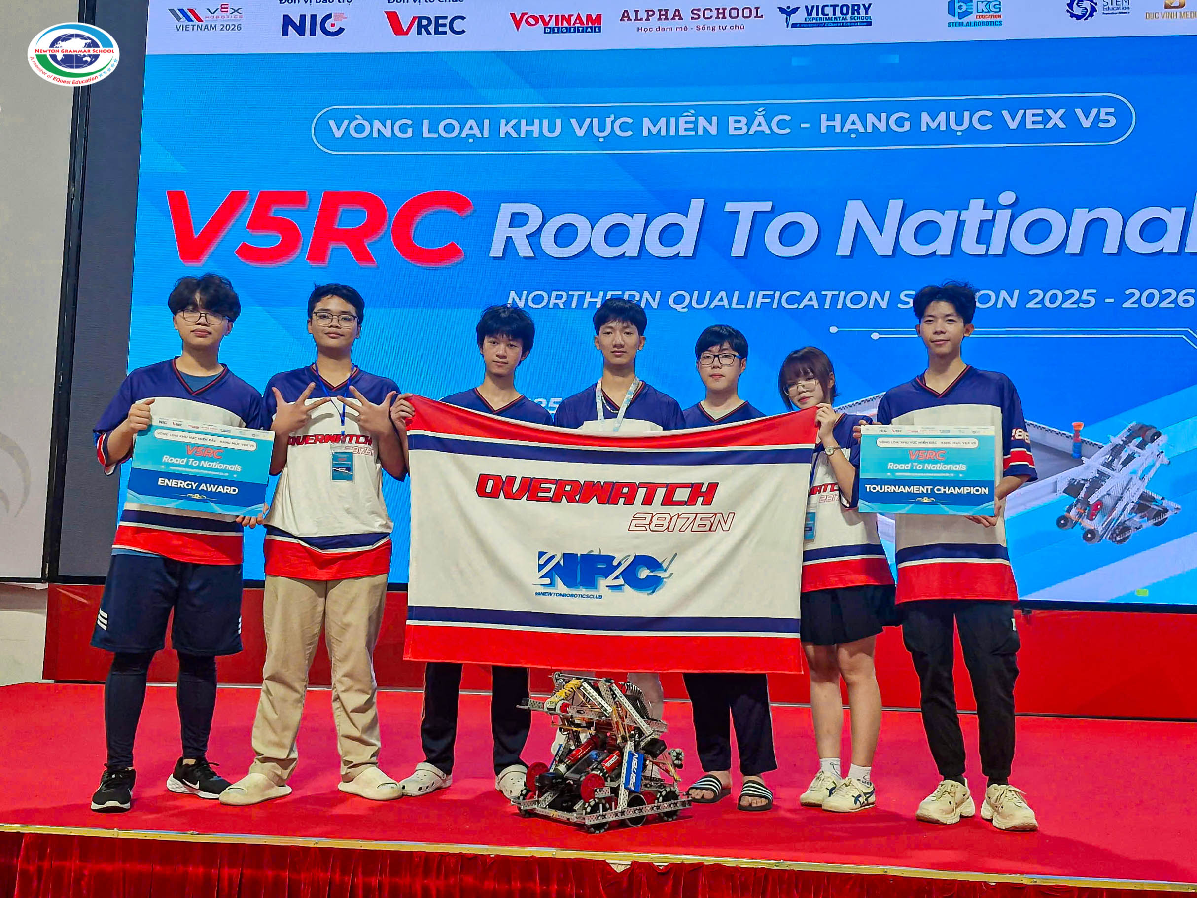 HỌC SINH TRƯỜNG THCS – THPT NEWTON VÔ ĐỊCH KHU VỰC MIỀN BẮC GIẢI VEX ROBOTICS VIỆT NAM 2025