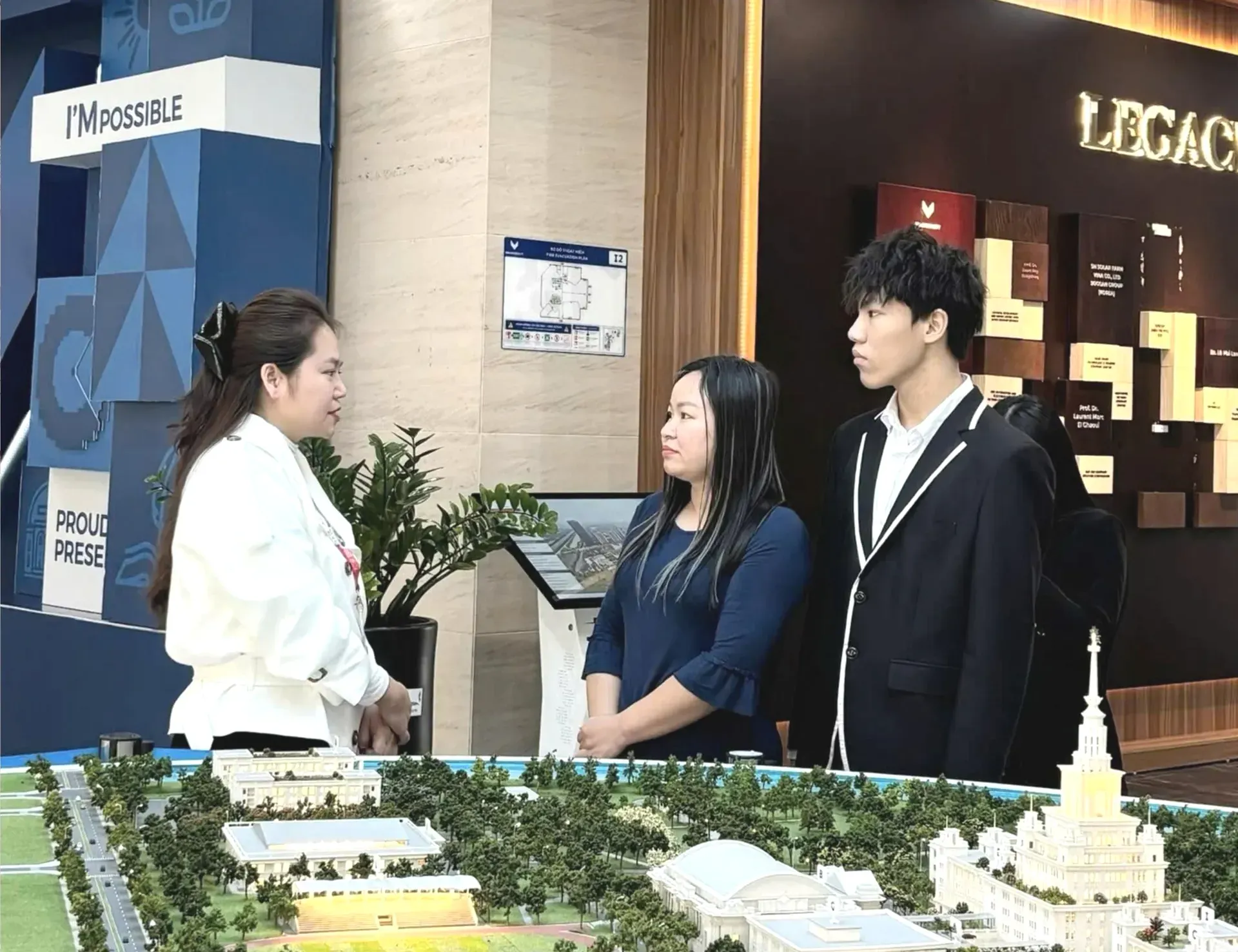 vin 1 1769708799 webp 1769708823 Hoàng Phạm Minh Khánh cùng mẹ tại cuộc gặp gỡ với Hội đồng tuyển sinh VinUni. Ảnh: VinUni