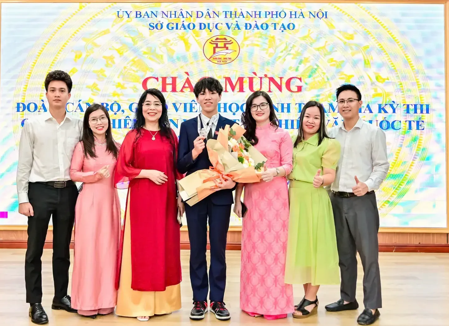 vin 3 1769708783 webp 1769708915 Gia đình và thầy cô Trường Newton chúc mừng Hoàng Phạm Minh Khánh khi em đạt thành tích cao tại sân chơi học thuật quốc tế.
