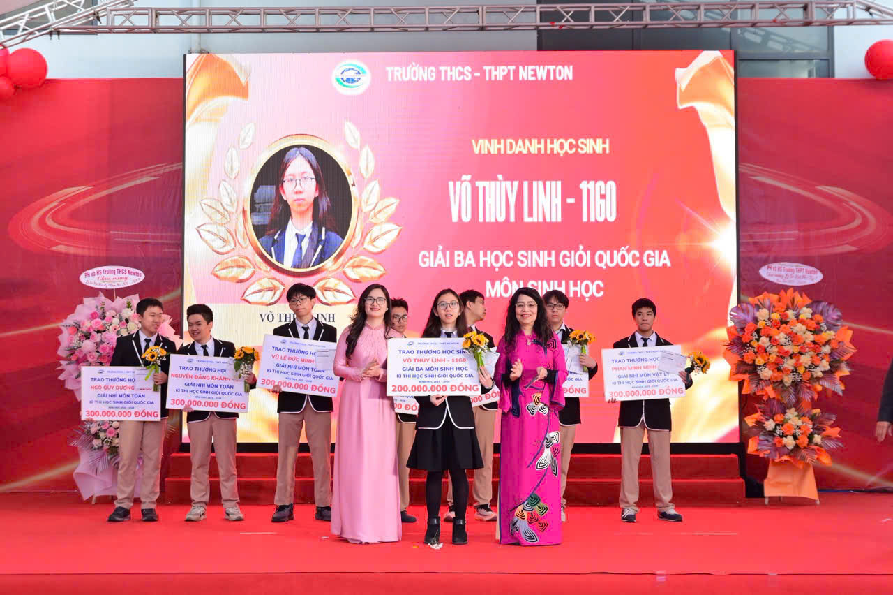 Với các học sinh, phần thưởng chính là nguồn động viên và là sự ghi nhận để các em nỗ lực hơn trong học tập và trên hành trình chinh phục tri thức.