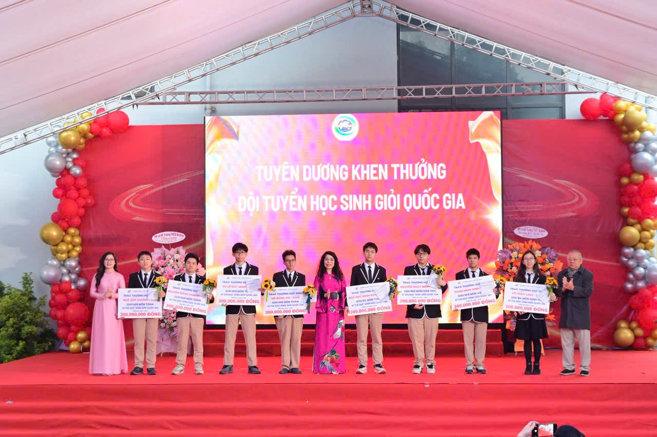 Ban lãnh đạo Hệ thống giáo dục Newton trao thưởng cho 9 học sinh đạt thành tích xuất sắc tại kỳ thi học sinh giỏi quốc gia năm học 2025 - 2026.