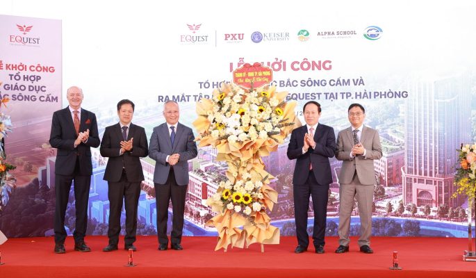 Lanh dao thanh pho tang hoa chuc mung su kien 2048x1196